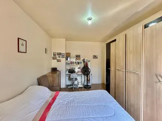 Quarto com cama e armário em um imóvel.