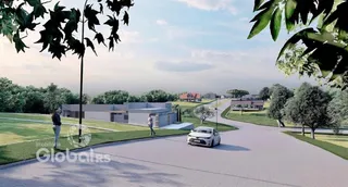 Vista externa de uma propriedade com jardim e paisagem.
