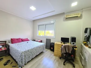 Quarto com cama e janela em um imóvel no Brasil.
