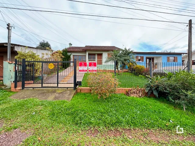 Foto da fachada de uma residência em Lajeado, Brasil, com cerca e jardim.
