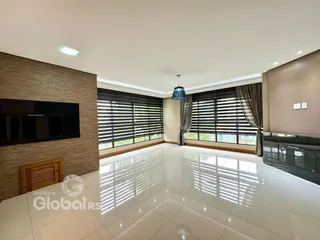 Sala de estar com piso de cerâmica e grandes janelas.