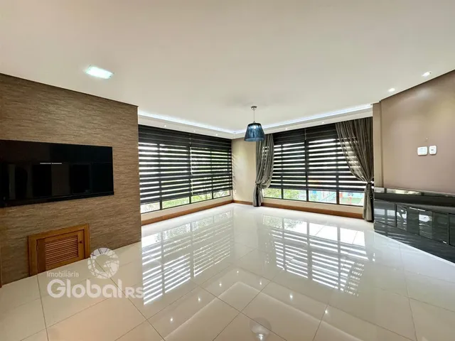 Sala de estar com piso de cerâmica e grandes janelas.