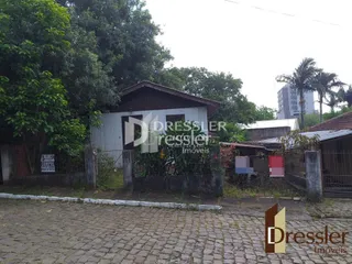 Fachada de uma propriedade em Lajeado, Brasil, com vegetação ao redor.