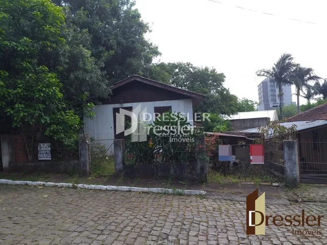 Fachada de uma propriedade em Lajeado, Brasil, com vegetação ao redor.