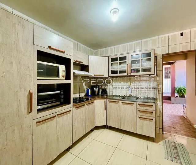 Foto de uma cozinha com armários e eletrodomésticos em Lajeado.