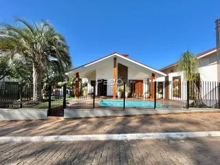 Fachada de uma residência com piscina e jardim em Lajeado, Brasil.