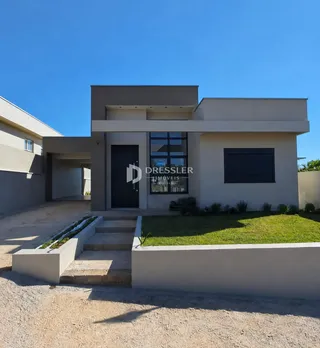 Fachada moderna de uma residência em Lajeado, Brasil.