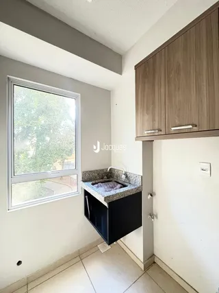 Foto de um ambiente interno com janela e bancada de pia.