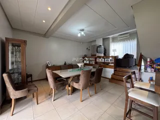 Sala de estar e jantar de um imóvel em Lajeado, Brasil.