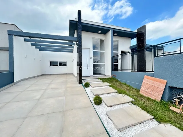 Fachada moderna de uma residência com área externa pavimentada em Lajeado, Brasil.