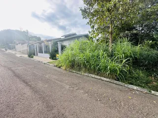 Vista da fachada de uma residência em Lajeado, Brasil, ao lado de uma estrada.