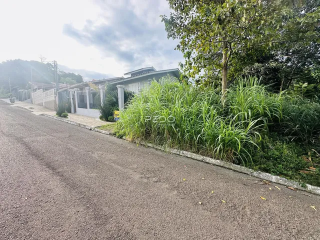 Vista da fachada de uma residência em Lajeado, Brasil, ao lado de uma estrada.