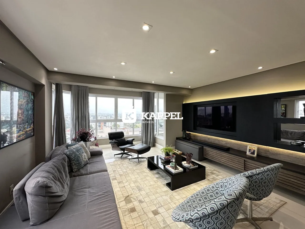 Foto de uma sala de estar moderna com sofá e vista da cidade.