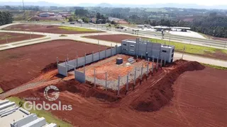 Vista aérea de um terreno com cerca e estrutura de um imóvel em Lajeado.