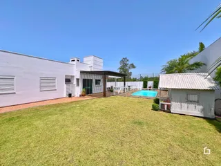 Vista externa de uma residência com jardim e piscina em Lajeado, Brasil.