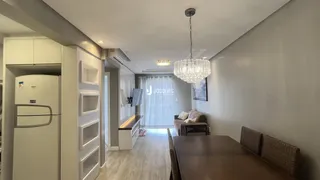Hall de entrada com armários brancos e piso claro.