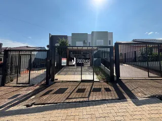 Vista da fachada de uma propriedade com portão de metal na Lajeado, Brasil.