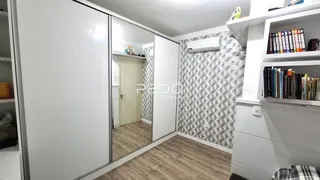 Interior de um cômodo com armários embutidos e parede decorada.