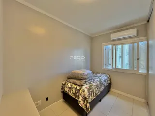 Quarto com cama e janela em um imóvel no Brasil.