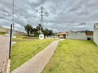 Uma vista externa da propriedade mostrando um caminho de tijolos e gramado.