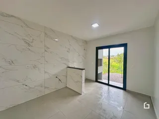 Ambiente interno com paredes revestidas em mármore branco e piso de cerâmica.