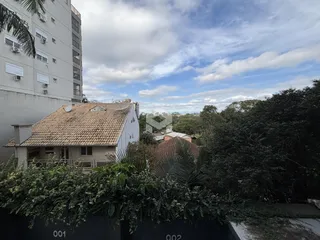 Vista externa de telhados e vegetação densa de uma propriedade em Lajeado.