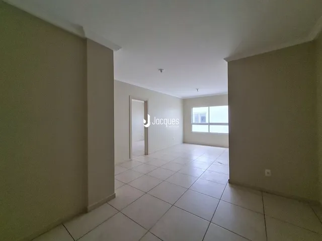 Corredor interno com piso de cerâmica.