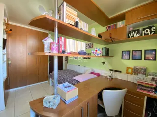 Quarto com armários e estantes de madeira em um imóvel.