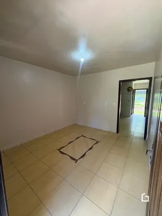 Ambiente interno com piso de cerâmica claro.