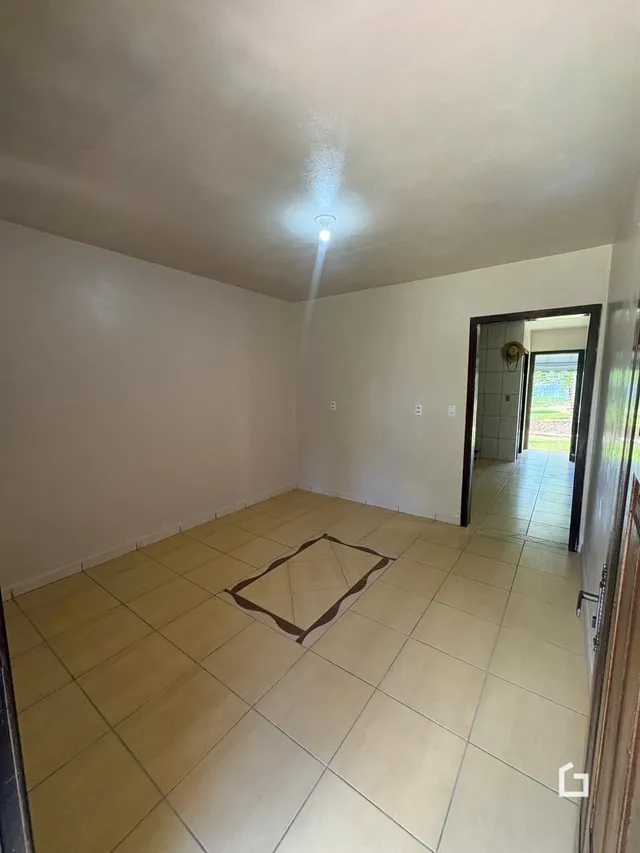 Ambiente interno com piso de cerâmica claro.