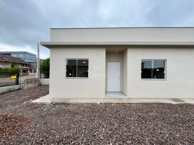 Casa geminada com 2 dormitórios