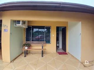 Fachada de uma casa em Lajeado, Brasil, mostrando a entrada coberta.
