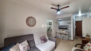 Sala de estar com sofá e decoração de parede em um imóvel no Brasil.