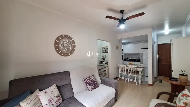 Sala de estar com sofá e decoração de parede em um imóvel no Brasil.