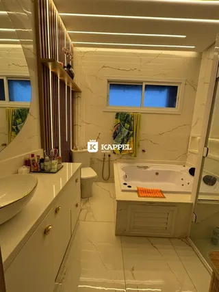 Foto de um banheiro com bancada branca e revestimento de piso em mármore claro.