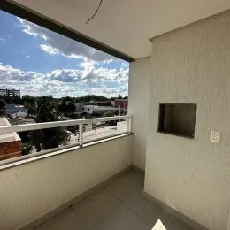 Vista da varanda com vista para o céu azul e nuvens.