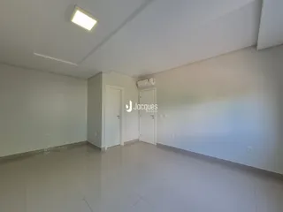 Ambiente interno de uma sala com piso de cerâmica clara.