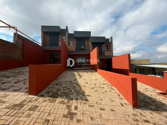 Fachada de uma residência em Lajeado, Brasil, com pátio pavimentado.
