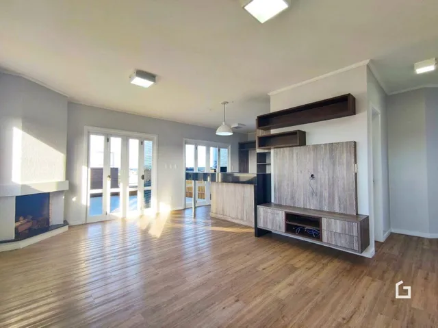 Sala de estar com piso de madeira e lareira.
