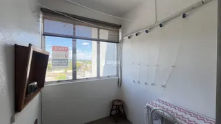 Foto de uma sala com janela e parede branca em um imóvel no Brasil.
