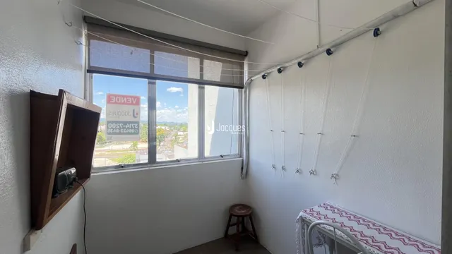 Foto de uma sala com janela e parede branca em um imóvel no Brasil.