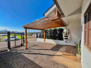 Vista externa de uma casa em Lajeado com área coberta e cerca.