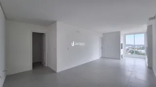 Ambiente interno de uma sala clara com janela.