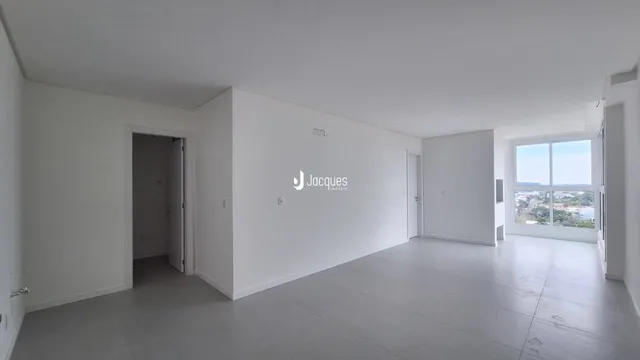 Ambiente interno de uma sala clara com janela.