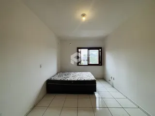 Quarto com cama e janela em um imóvel no Brasil.