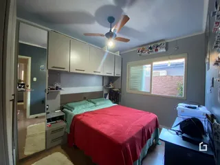 Quarto com armários embutidos e cama em um imóvel em Lajeado.