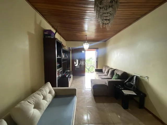 Sala de estar com sofá e estante de madeira.