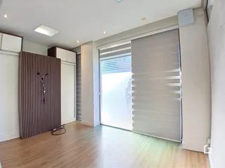 Ambiente interno com piso de madeira e porta de correr.