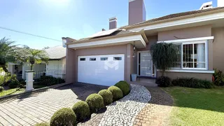 Fachada de uma residência em Lajeado, Brasil, com entrada pavimentada e jardim.