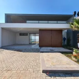 Foto da fachada moderna de uma residência em Lajeado, Brasil.